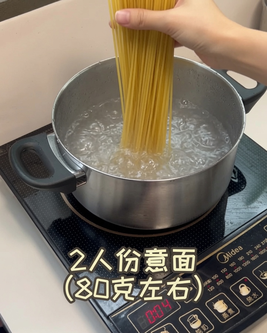 Gros plan sur des brins de spaghetti secs plongés dans une casserole deau bouillante frémissante.
