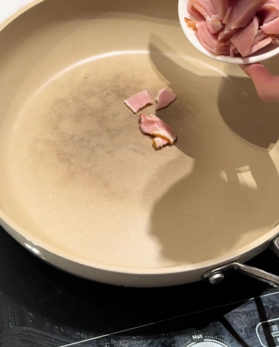 Morceaux de bacon maigre grésillant dans une poêle sèche.
