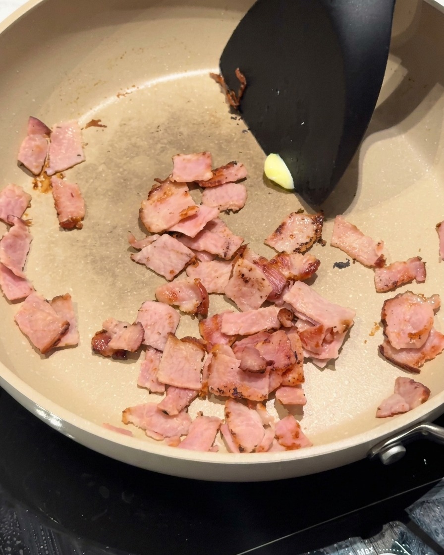 Une noisette de beurre fondant dans la poêle avec le bacon.