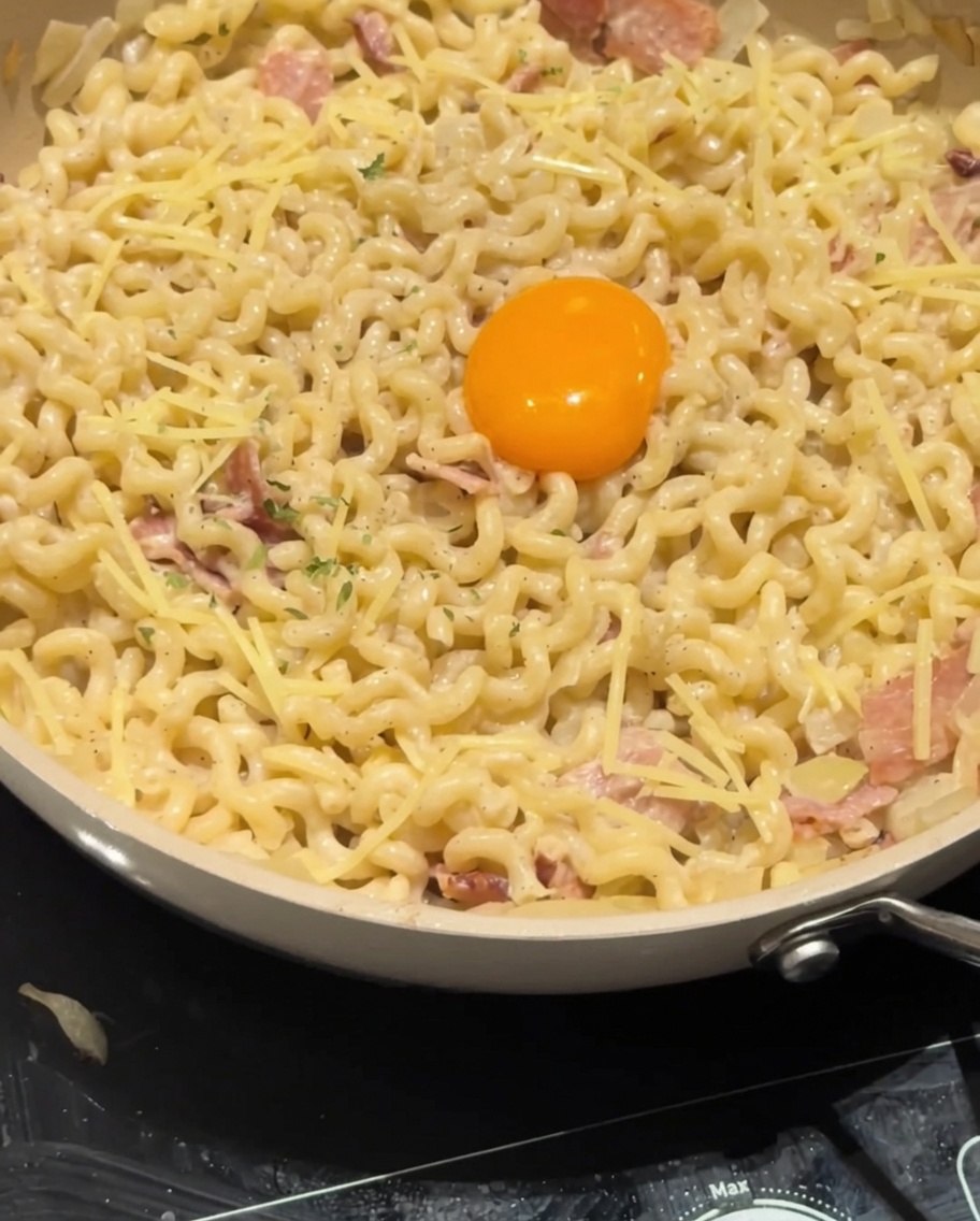 Persil séché saupoudré sur le plat de carbonara.