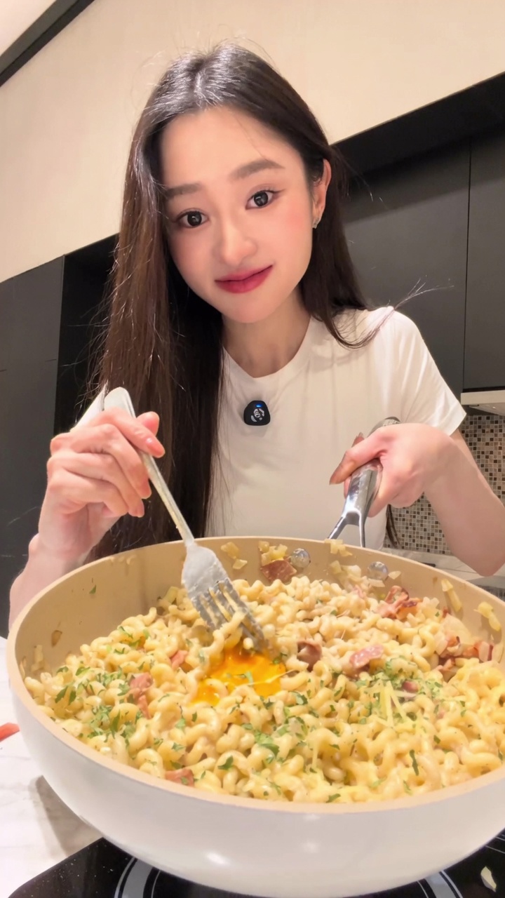 Carbonara crémeuse au bacon et nouilles torsadées