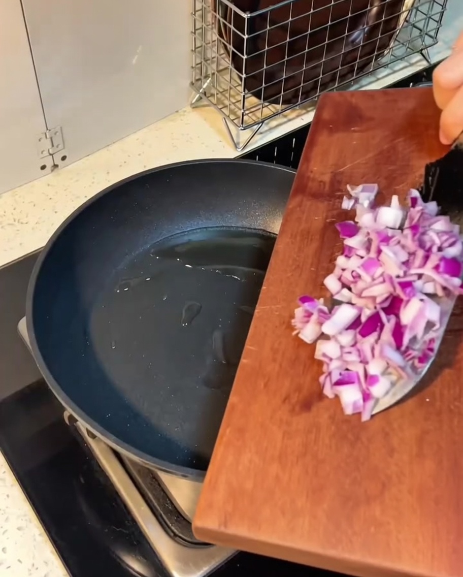 Bacon et oignons dorer dans du beurre fondu dans une poêle.