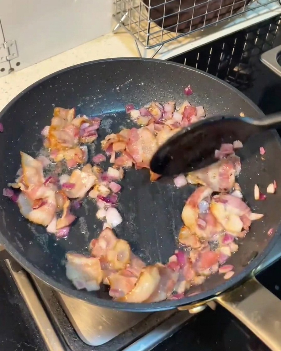 Champignons ajoutés à la poêle avec le bacon et loignon.