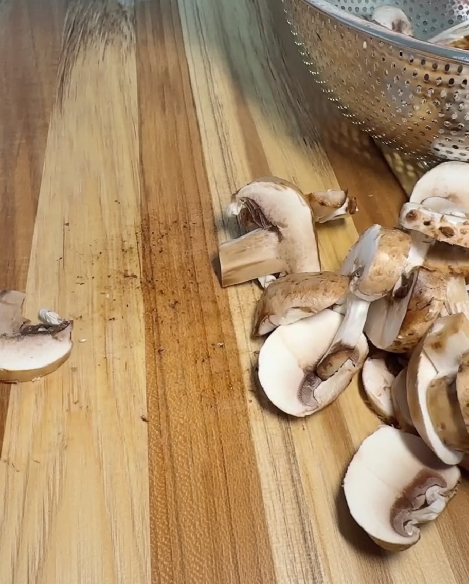 Un oignon soigneusement coupé en petits dés uniformes sur une planche à découper en bois.