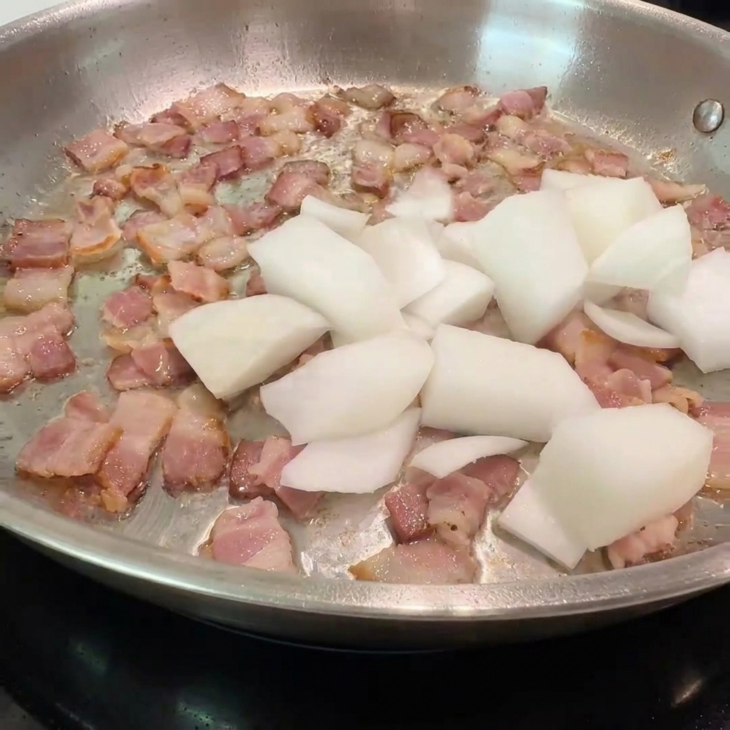 Des oignons hachés et des tranches de champignons ajoutés dans une poêle avec les lardons croustillants.