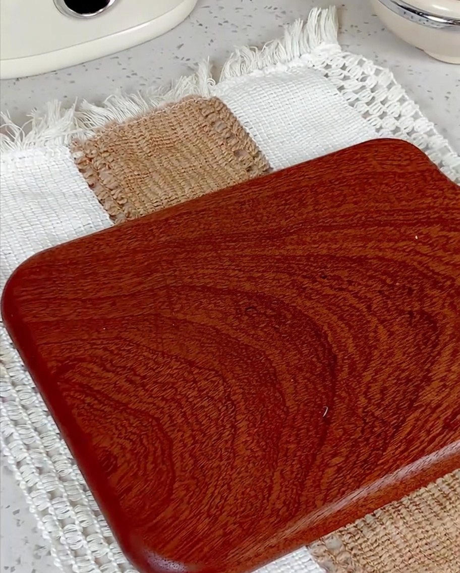 Une saucisse coupée en petites rondelles sur une planche en bois.