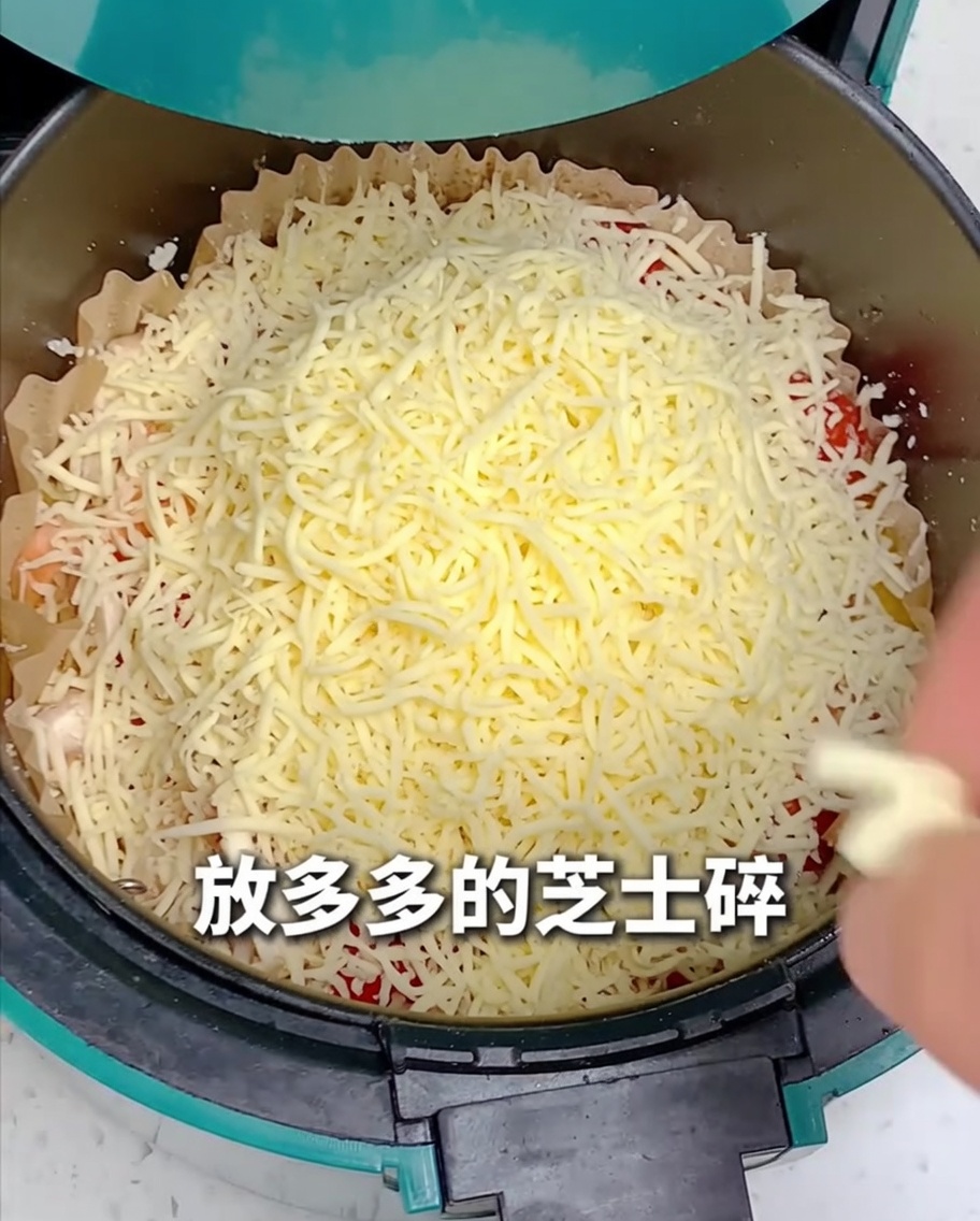 Du fromage râpé répandu sur le dessus de la pizza dans la friteuse.