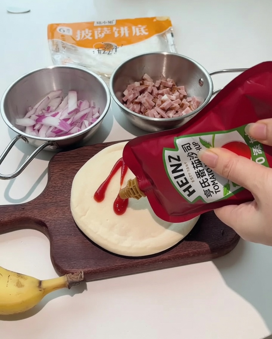 Bouteilles de ketchup et de sauce salade pressées sur un fond de pizza posé sur une planche en bois.