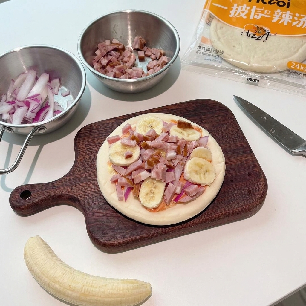 Petits morceaux de bacon cru saupoudrés sur la pizza à la banane et à loignon.