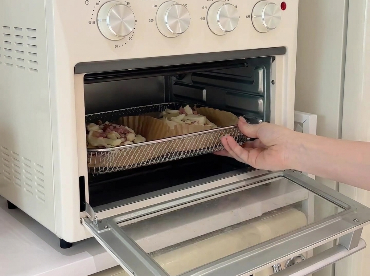 Deux mini pizzas sur une grille dans un petit four électrique, en train de cuire.