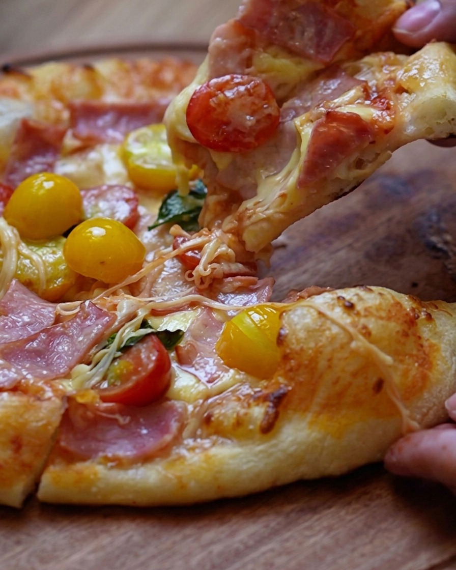 Mains appuyant sur un morceau de pâte à pizza ronde pour le façonner, créant un centre fin et un bord plus épais.