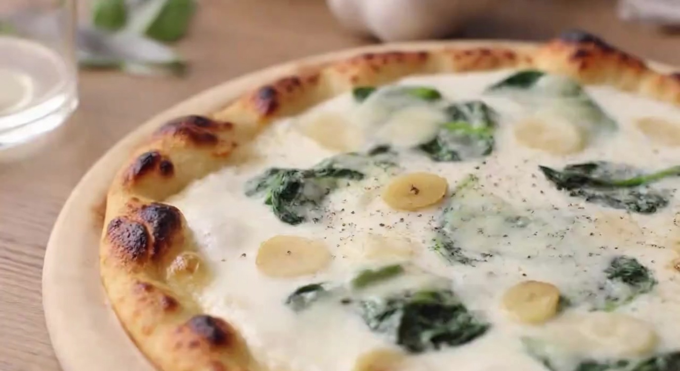 Pizza blanche crémeuse aux épinards et à l'ail