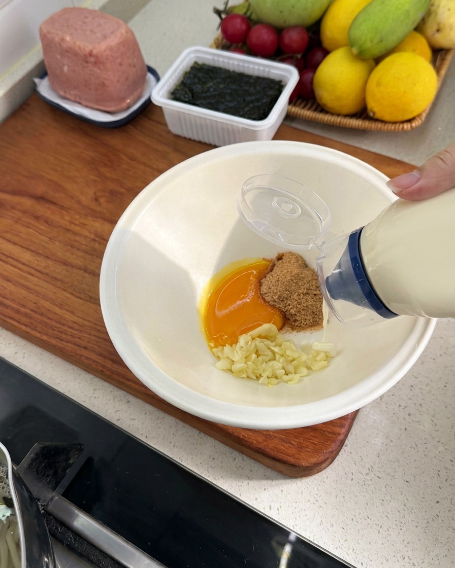 Une noisette de mayonnaise ajoutée dans le bol.