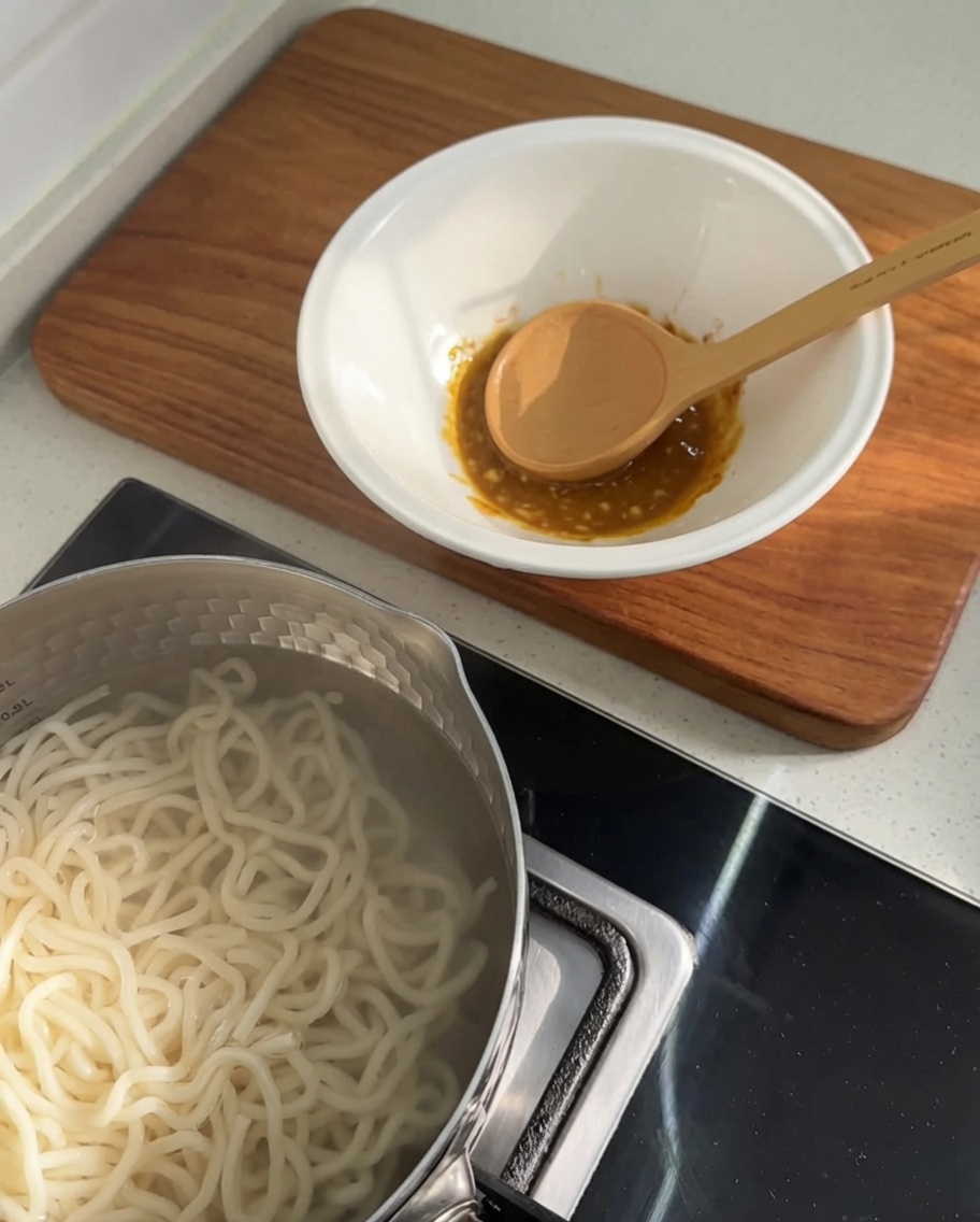 De leau bouillante versée dans le bol pour créer une soupe opaque.
