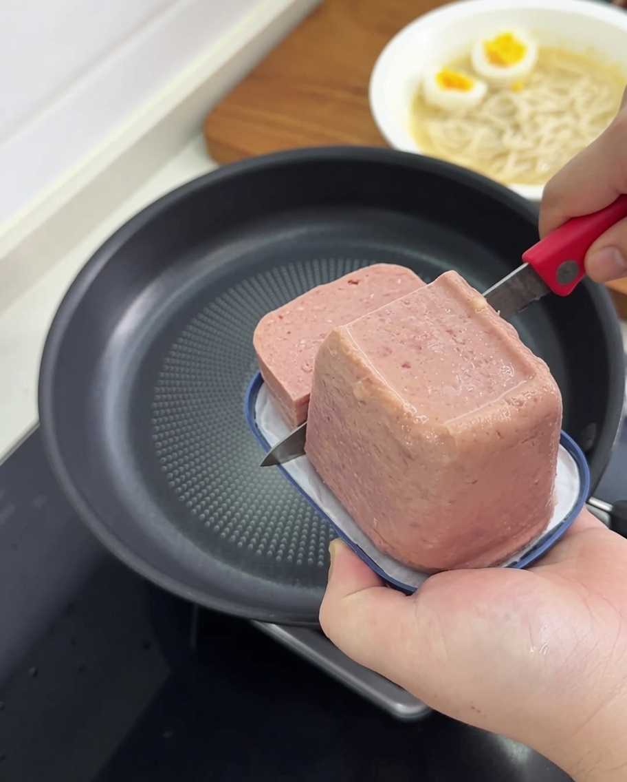 Tranches de viande de déjeuner dorées à la poêle.