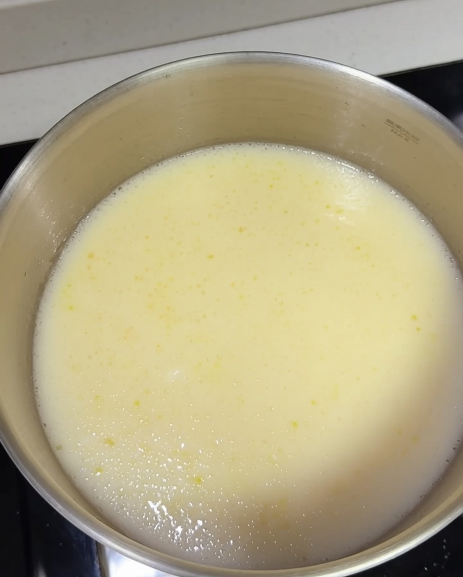 Les nouilles ramen cuites sont ajoutées au bouillon tonkotsu fumant.