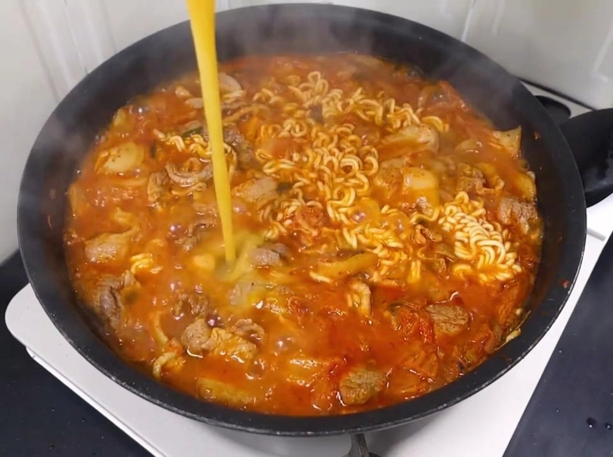 Œuf battu incorporé dans le bouillon bouillonnant.