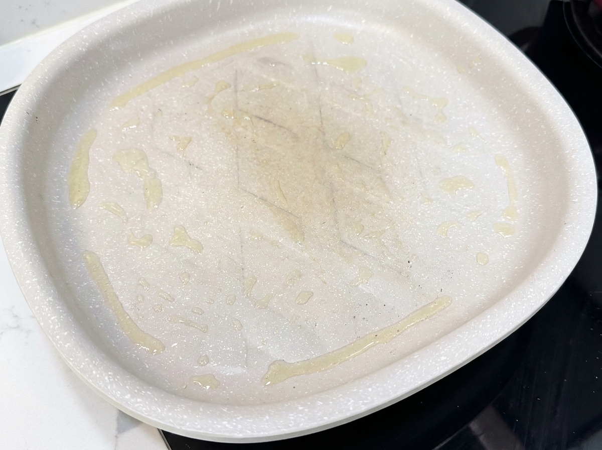 Tranches de lard dans une poêle chaude commençant à cuire.