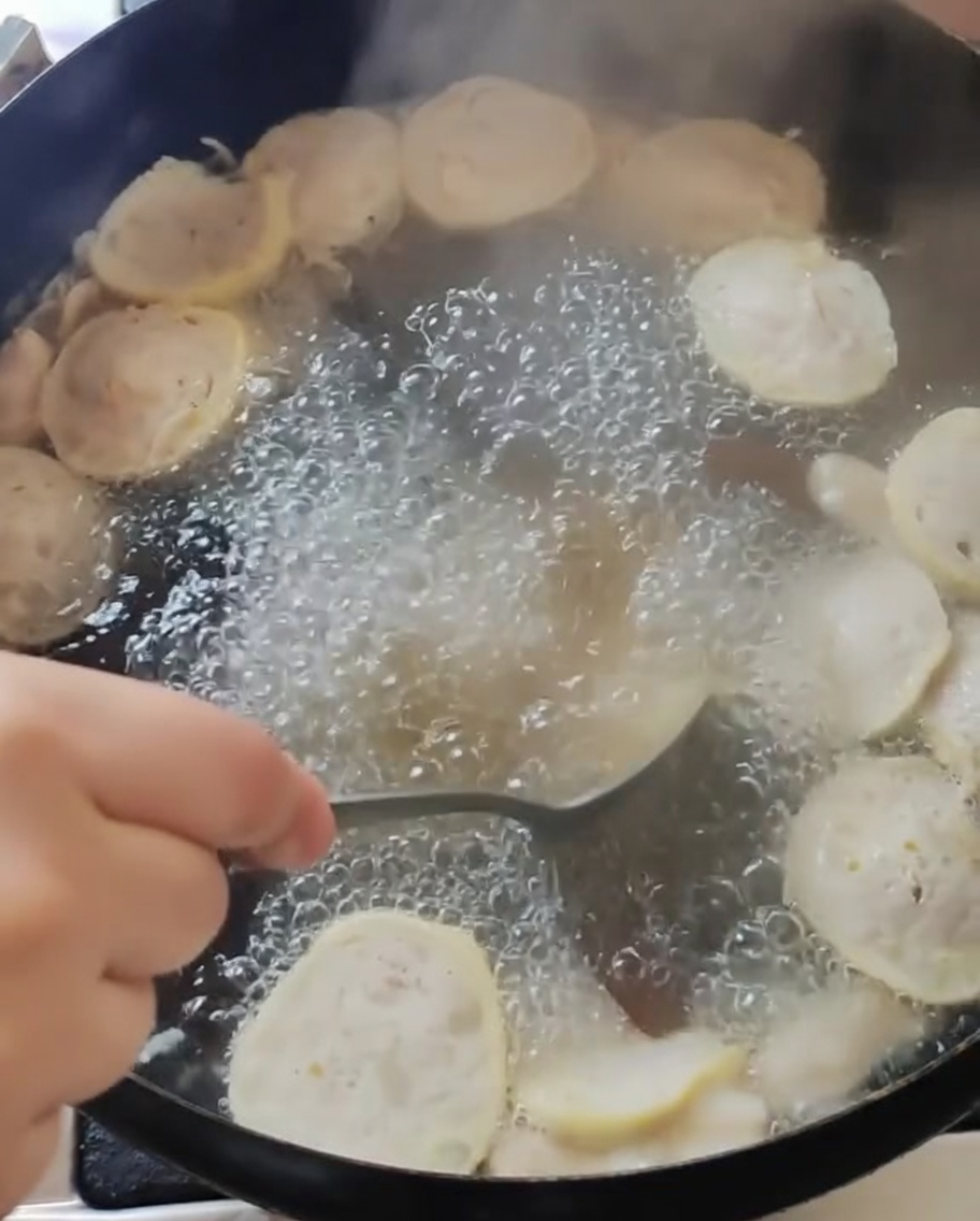 Soupe mélangée dans la casserole après assaisonnement.