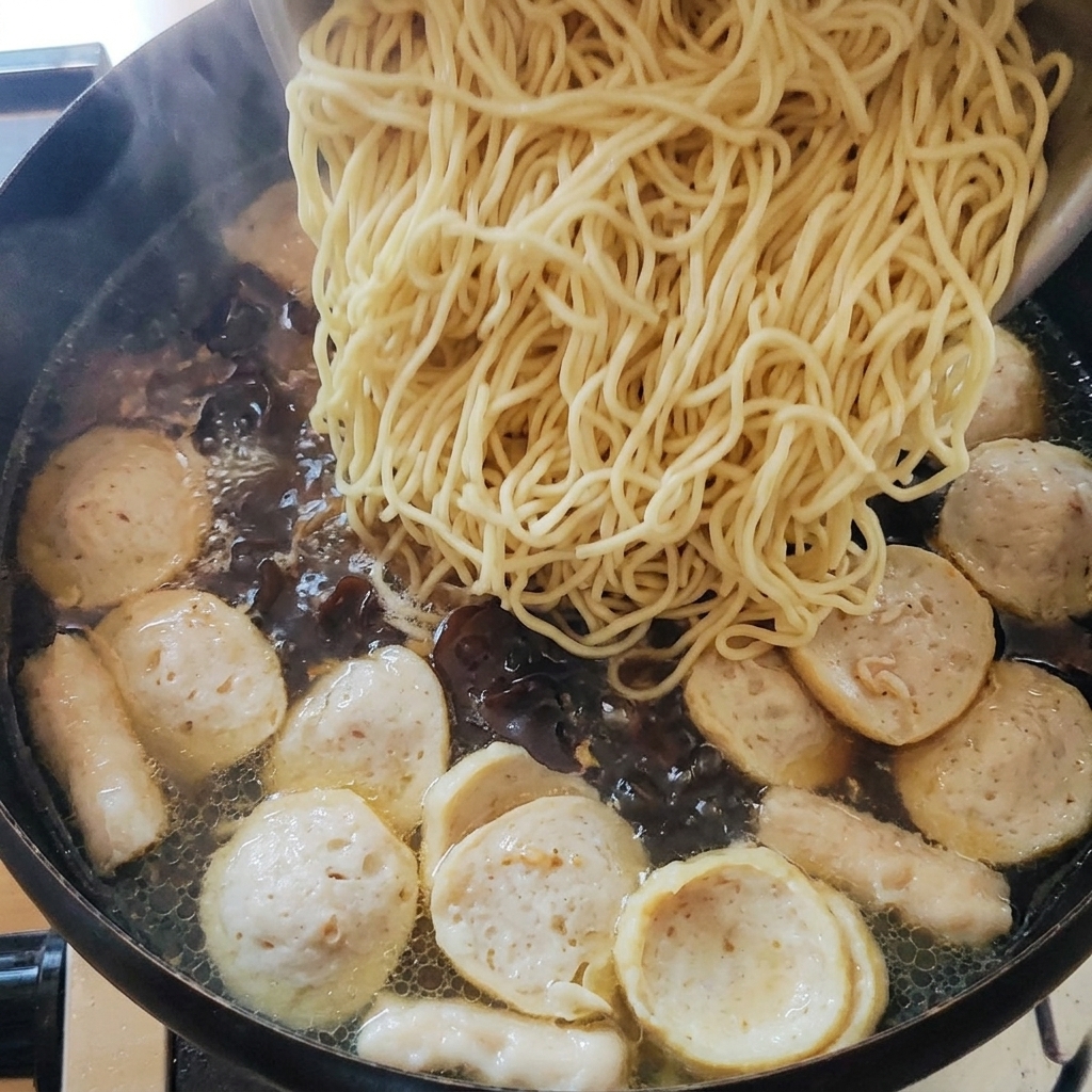 Nouilles cuites ajoutées à la casserole de soupe.
