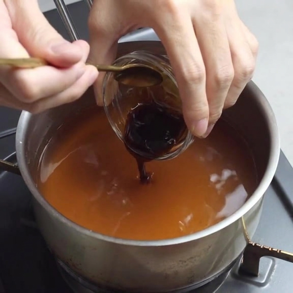 Ajout de sauce huître au mélange de bouillon.
