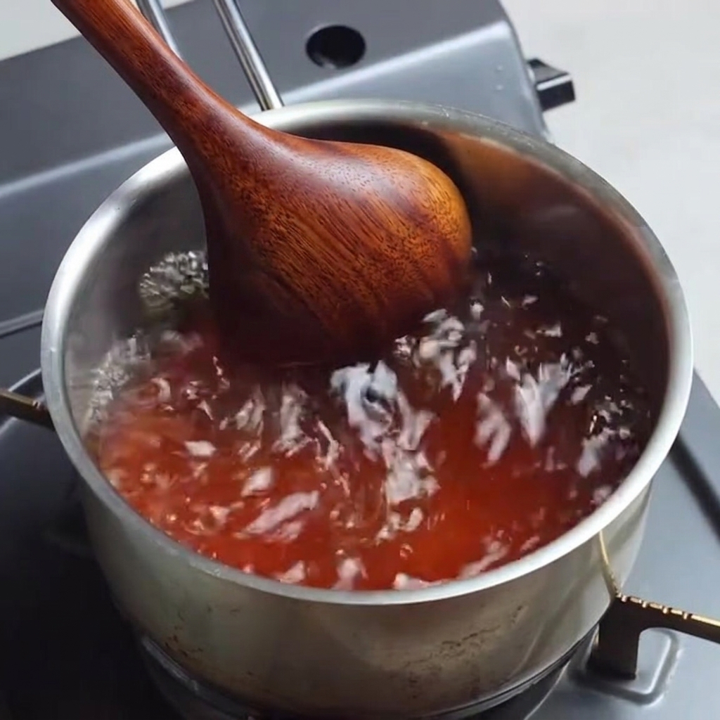 Bouillon de ramen assaisonné frémissant dans une casserole en étant remué.