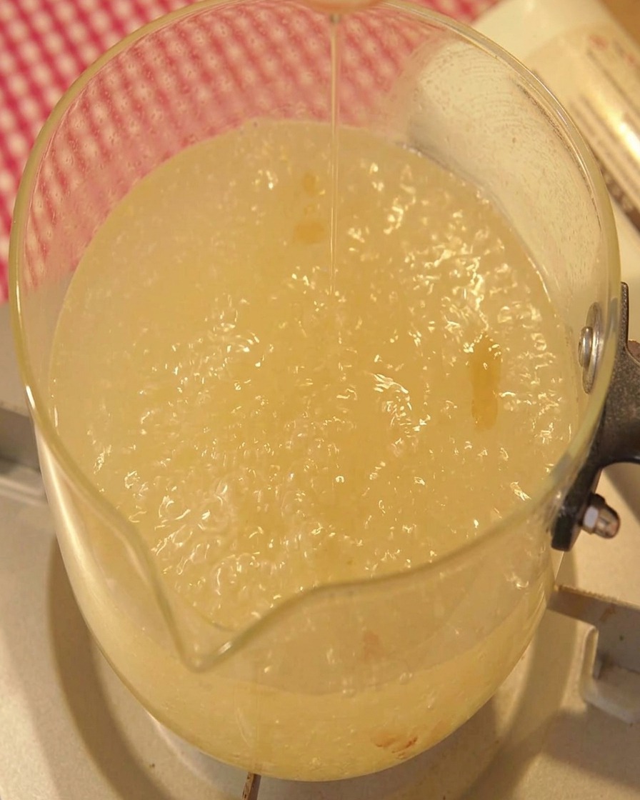 De lhuile de sésame est versée dans une casserole de bouillon bouillant.