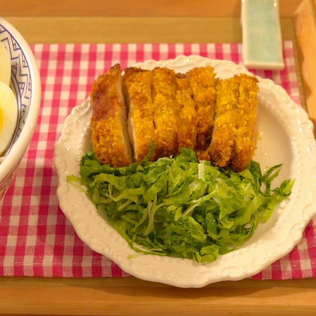 Lescalope de poulet pressée fermement dans un lit de chapelure panko.