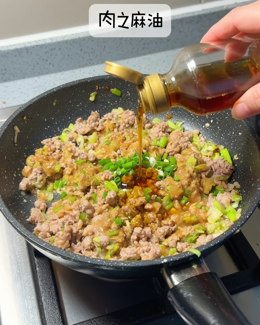Huile de sésame versée dans la poêle contenant le mélange de viande et miso.