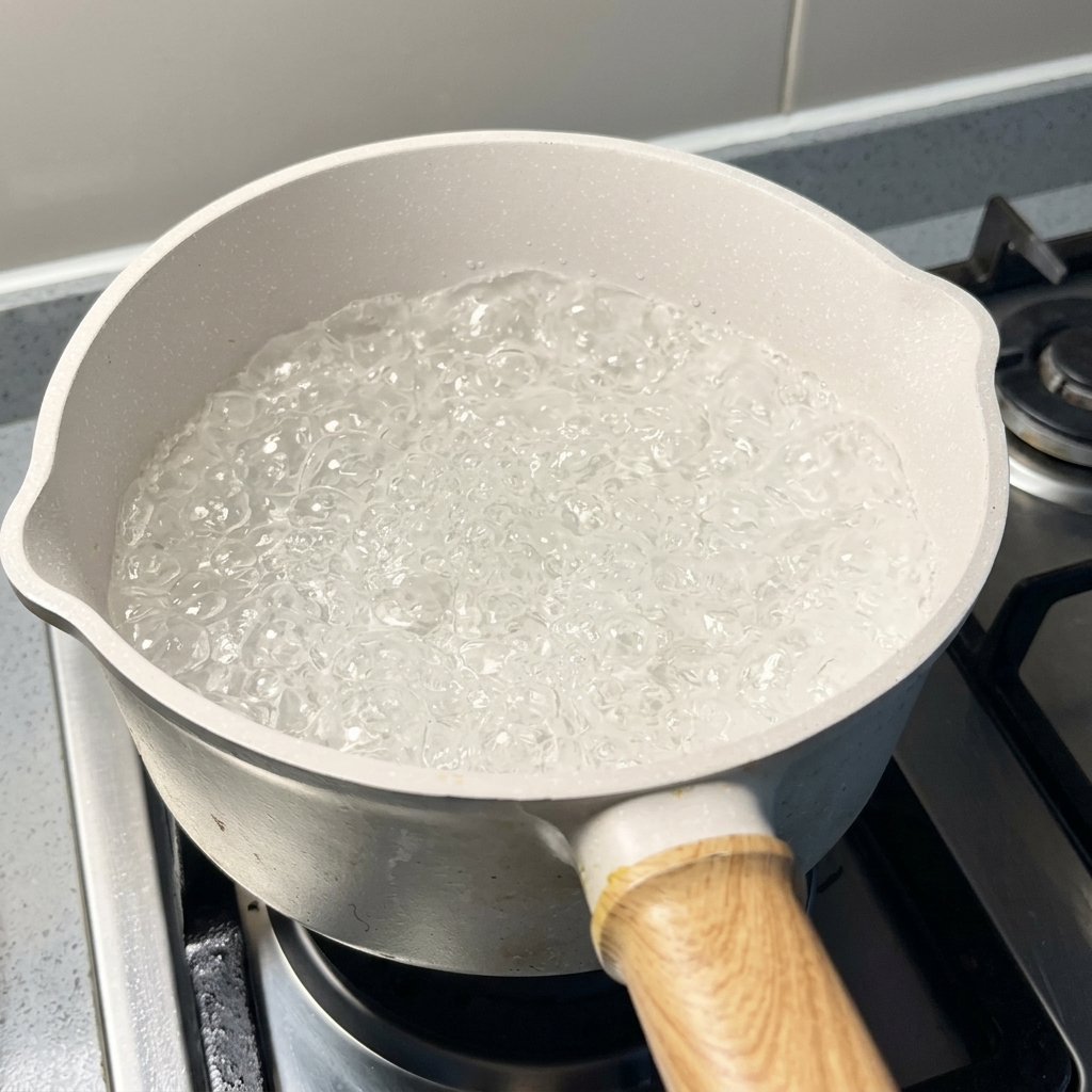 Une casserole deau en ébullition sur une cuisinière.