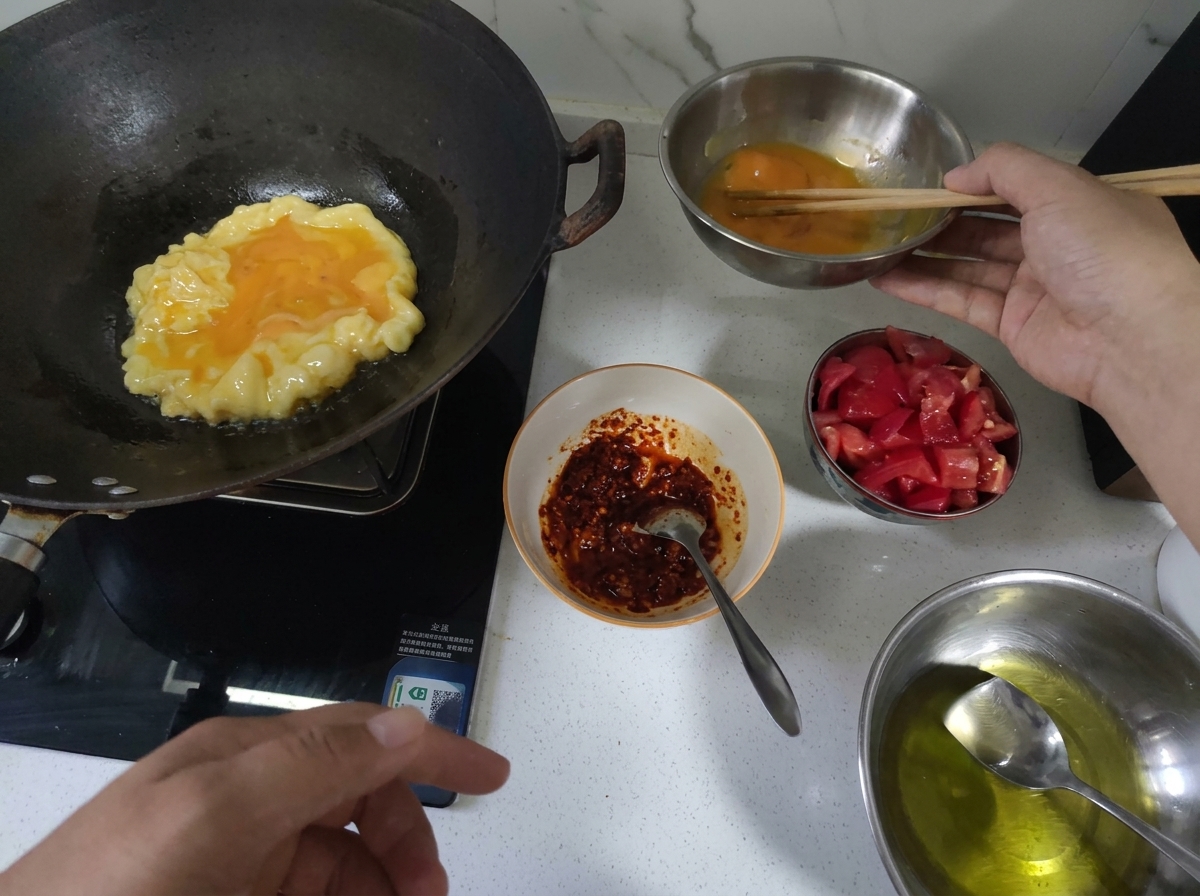 Œufs brouillés dans un wok chaud, moelleux et dorés.