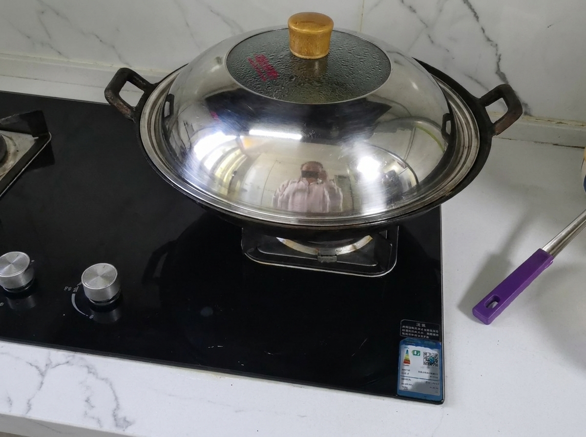 Mélange dœufs versé dans le bouillon de tomate bouillant pour former des rubans.