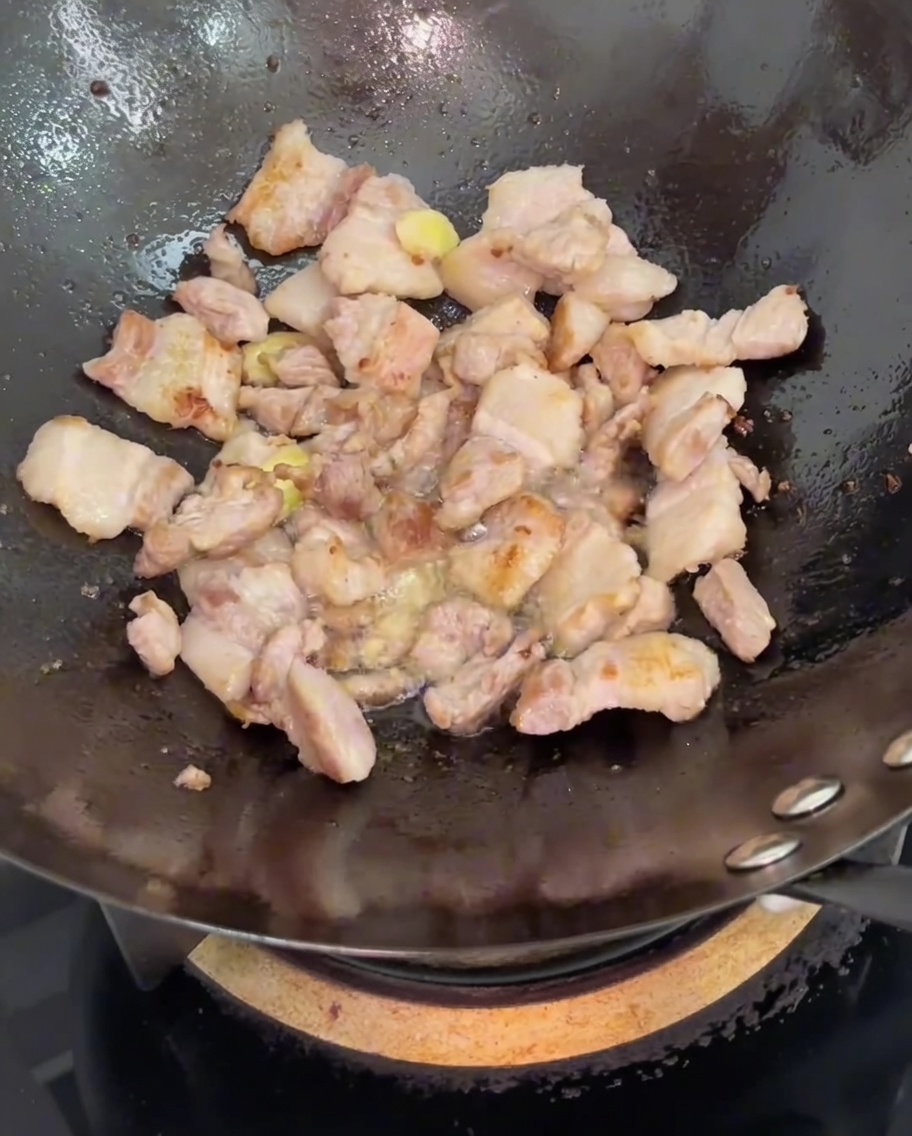 Sauce soja versée sur le porc sauté et le gingembre.