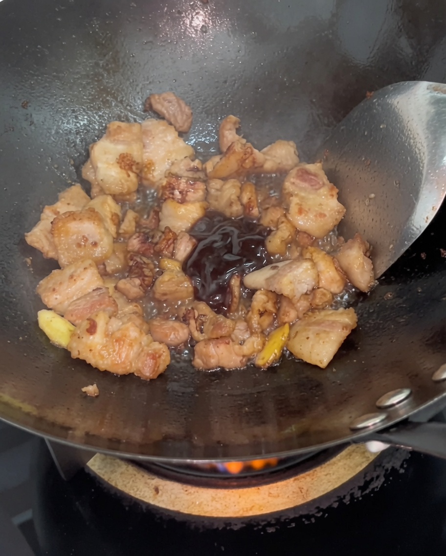 Sauce huître ajoutée aux tranches de porc brunies.