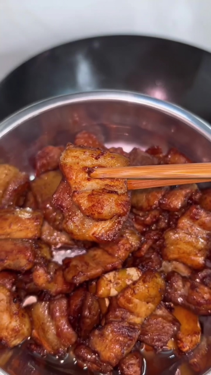 Tranches de poitrine de porc fondantes et caramélisées, parfaitement glacées et prêtes à être servies.