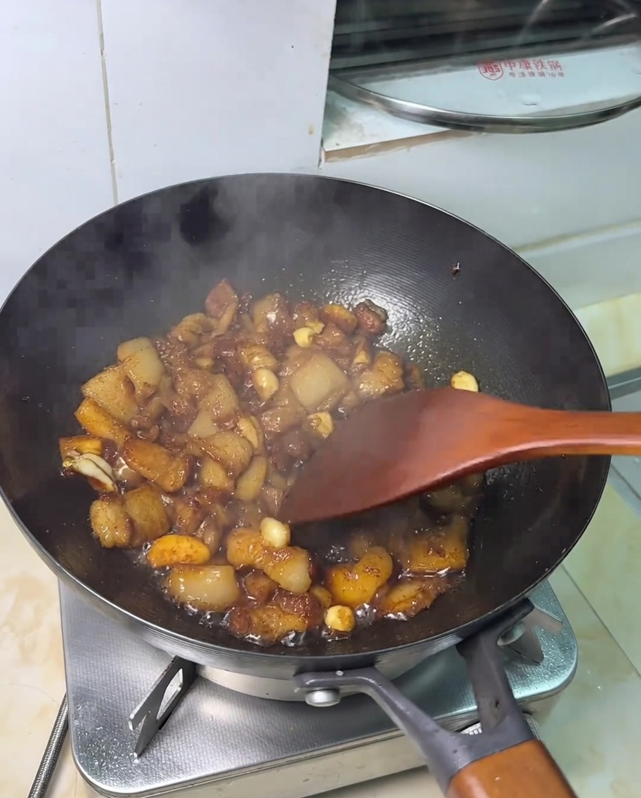 Poitrine de porc sautée à la sauce soja terminée, brillante et nappée dun glaçage savoureux.