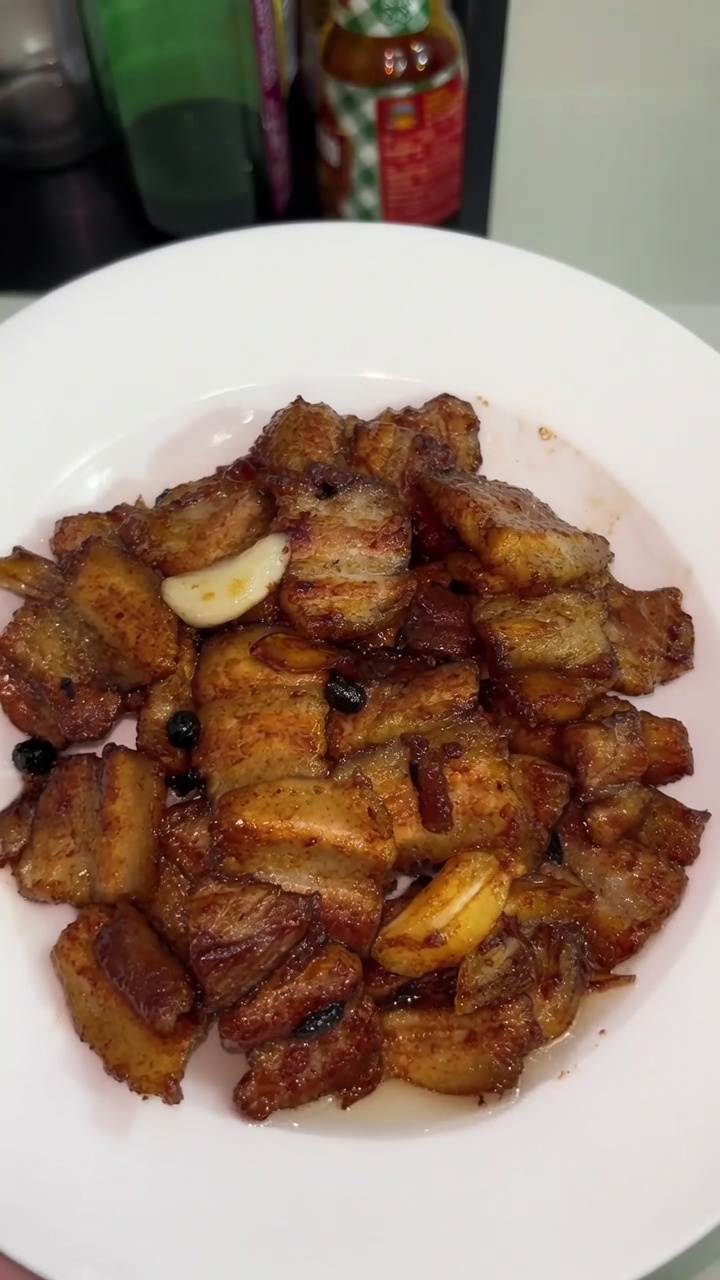 Poitrine de porc sautée à la sauce soja (豉油王炒五花肉)