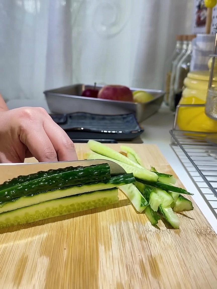 Lanières de carottes râpées dans un bol en verre.