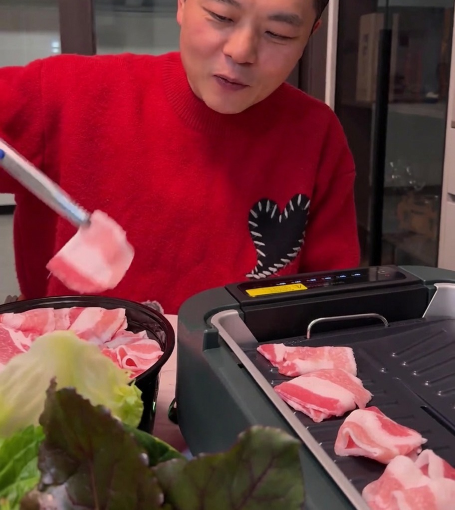 Tranches de poitrine de porc cuisant sur un gril électrique chaud, devenant dorées.