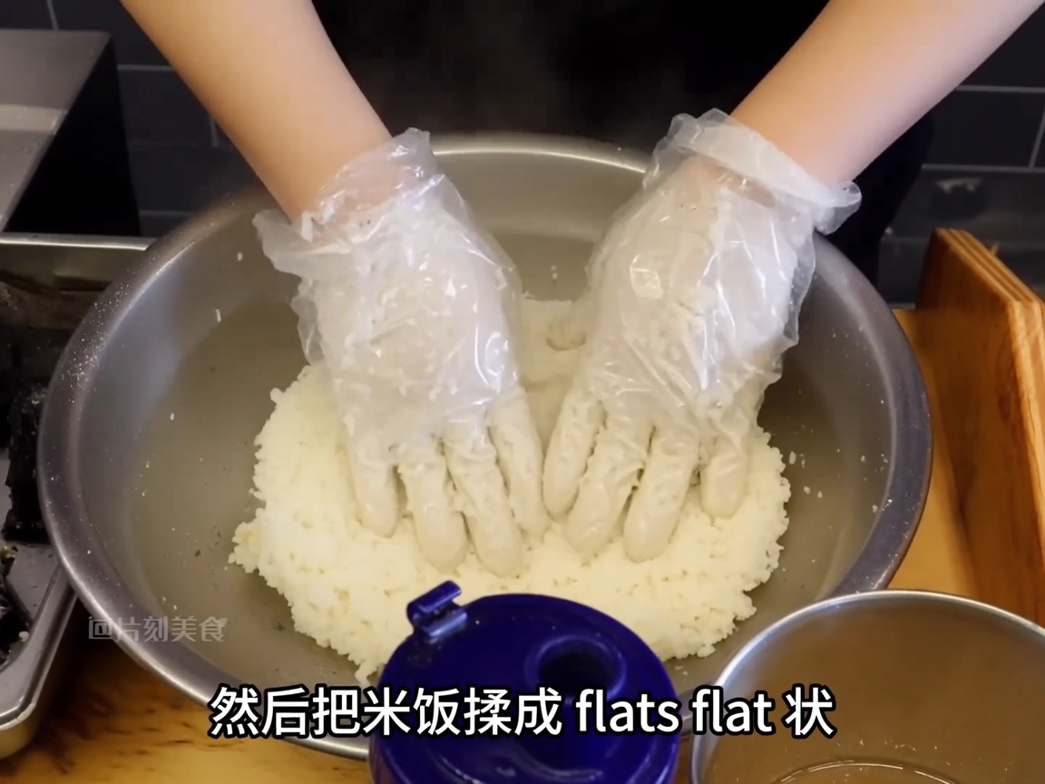 Les mains gantées dun chef pressant du riz gluant assaisonné pour former une galette ronde et plate.