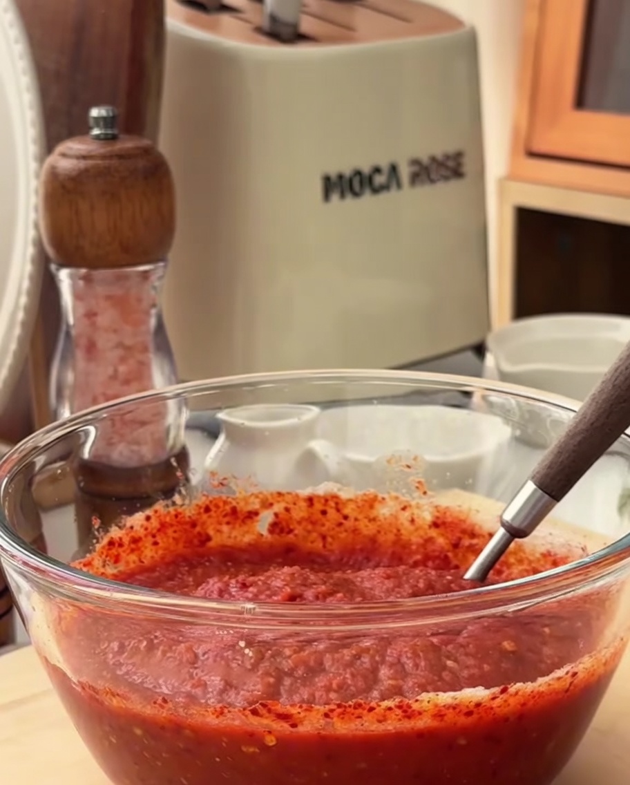 Gros plan sur les ingrédients de la marinade épicée mélangés dans un bol.
