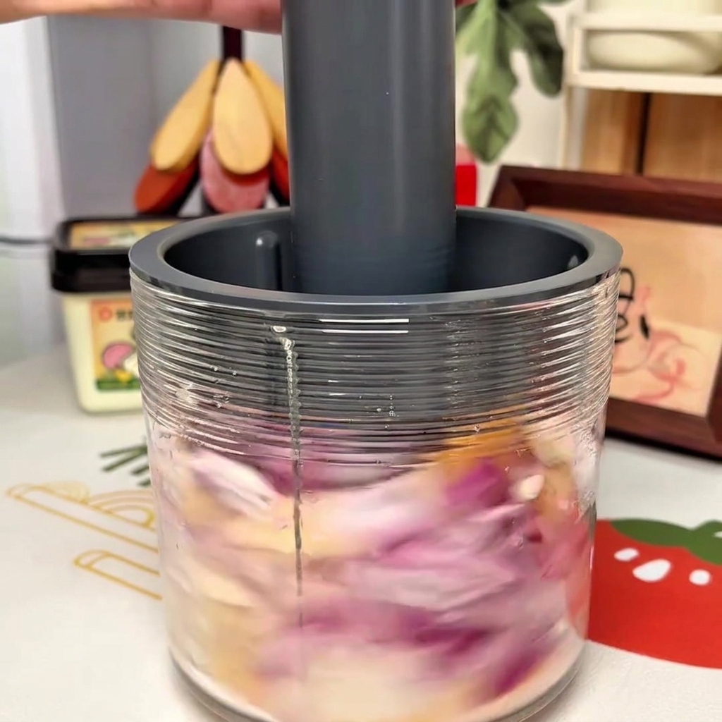 Mélange grossier de fruits et oignon au mixeur.