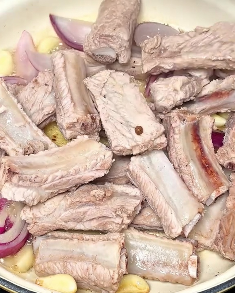 Travers de porc sautés avec lail et les oignons.