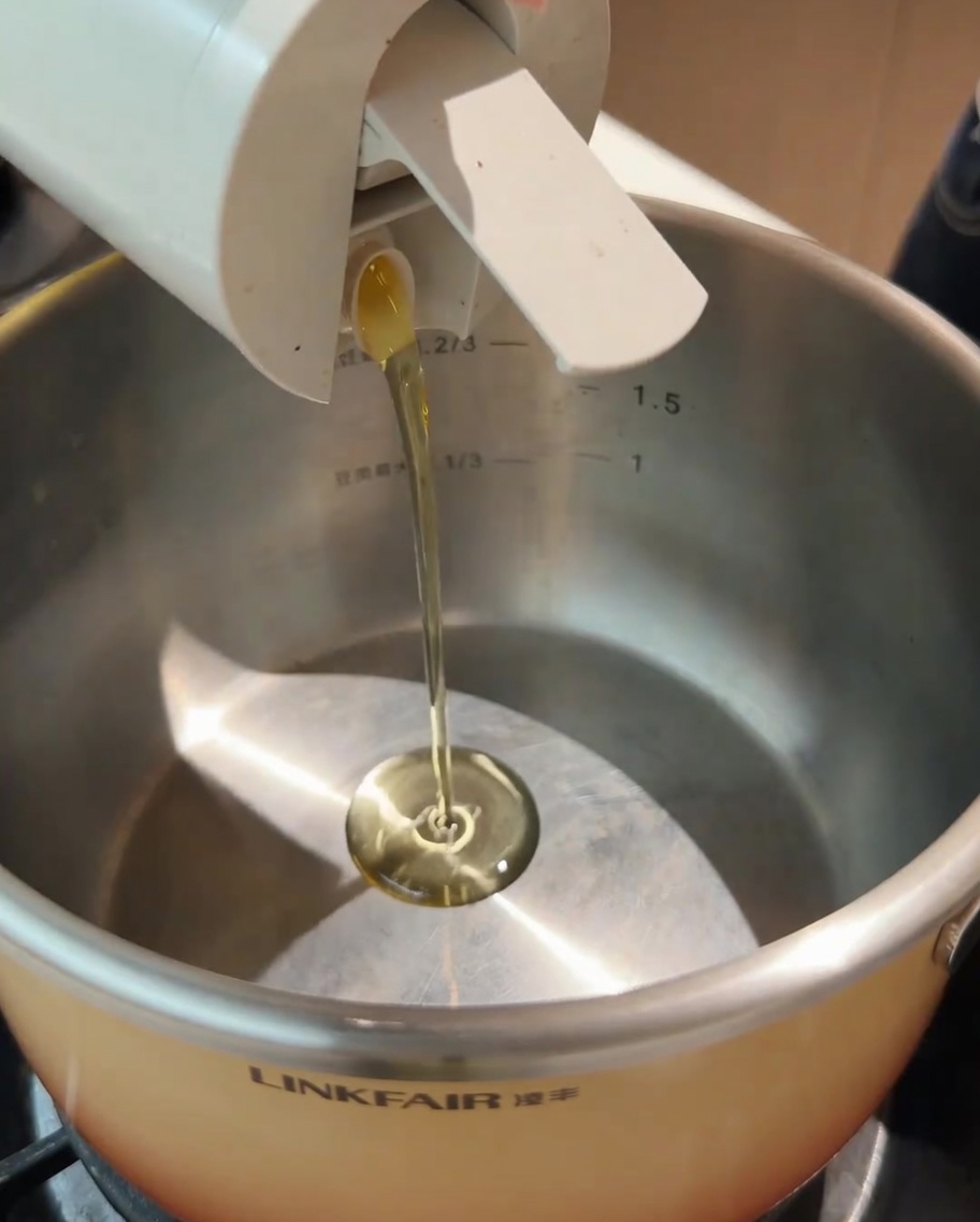 Oignons coupés en dés et tranches de gingembre en train dêtre sautés dans une casserole jusquà ce quils soient parfumés.