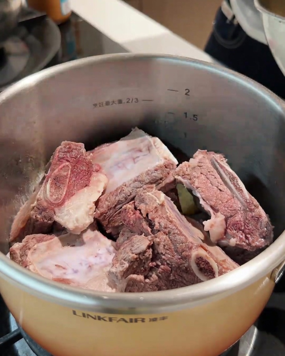 Côtes de bœuf blanchies et diverses épices entières ajoutées dans la casserole.