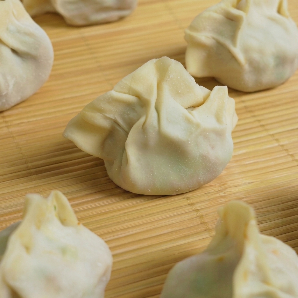 Raviolis préparés jetés dans une casserole deau bouillante.