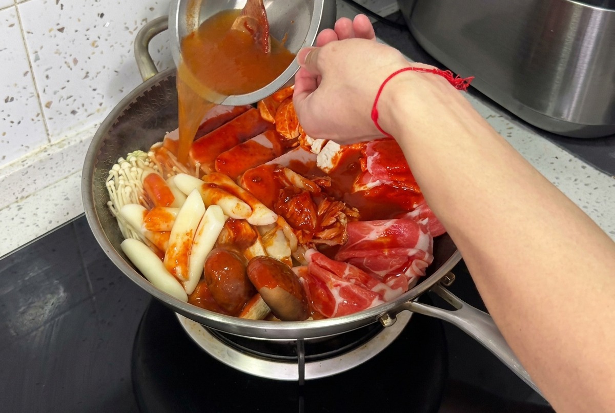 La casserole de ragoût remplie deau et couverte dun couvercle en verre, prête à mijoter.