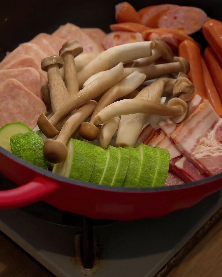 Champignons enoki frais ajoutés dans la disposition du hot pot.