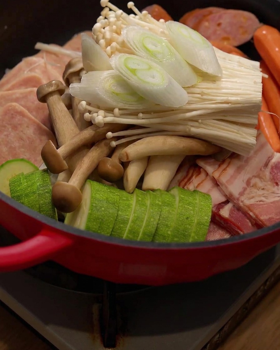 Morceaux doignons verts fraîchement coupés placés sur les ingrédients à lintérieur du hot pot.