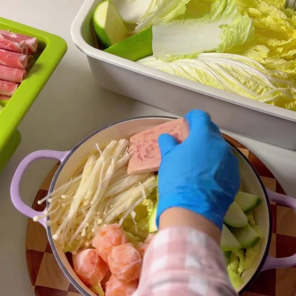 Tranches de pain de viande disposées à lintérieur de la cocotte.